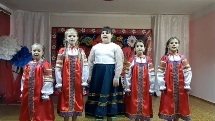 детский вокальный ансамбль «Домисолька», песня «Я молодая матрешка», МКУК «Красочное СКО», рук. Кизилова Н.Ф.