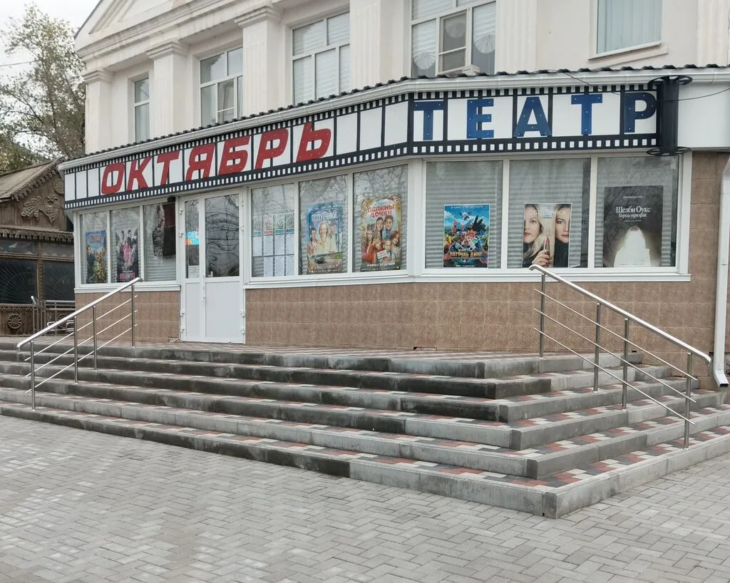 центральный вход в учреждение оборудован перилами для посетителей